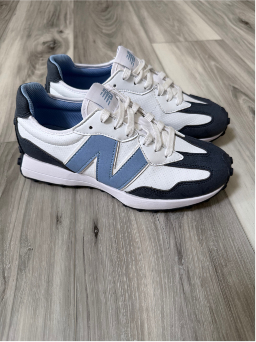 New Balance 327 Womens Size 7 White Blue Navy Retro Casual Sneakers WG327WB